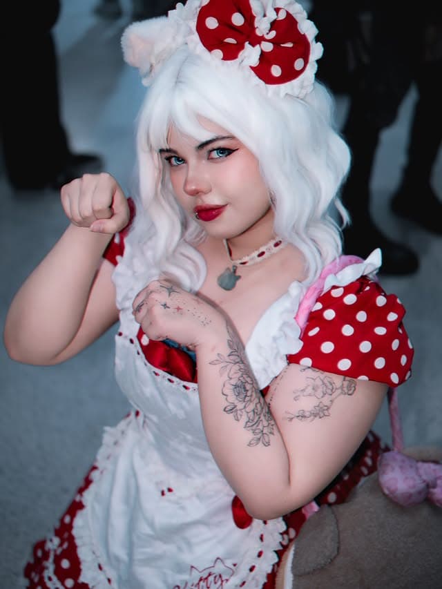 Cosplay de maid con moño de lunares rojos